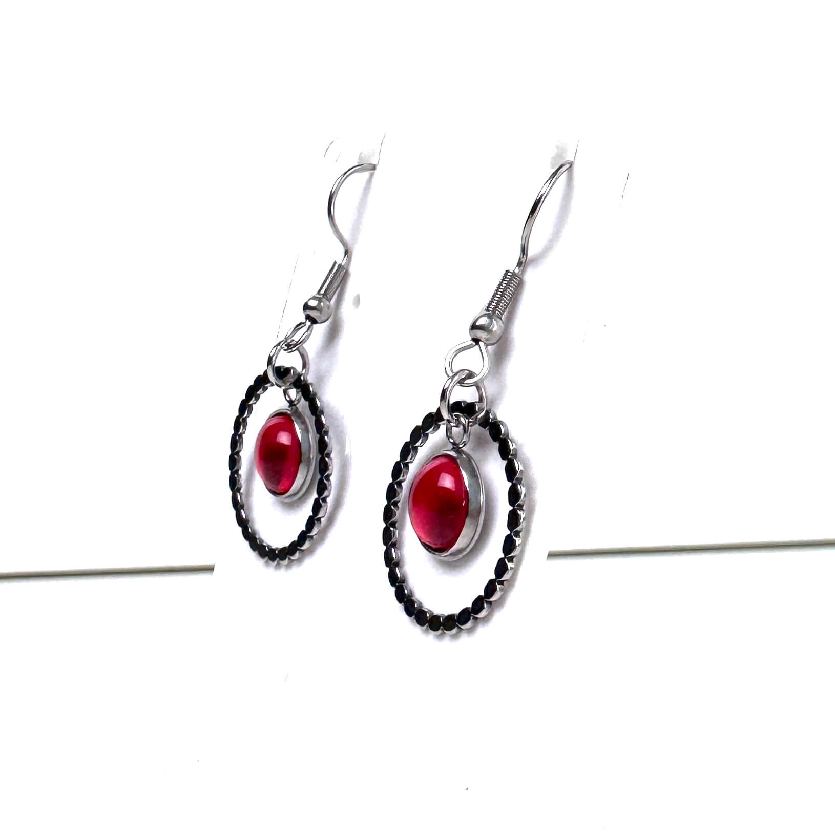 Runde Ohrhänger mit Perle Rot Edelstahl – Statement Ohrringe | Handmade Just Trisha | Geschenkidee & Wunschfarbe Runde Ohrhänger mit Perle Rot Edelstahl – Statement Ohrringe | Handmade Just Trisha | Geschenkidee & Wunschfarbe