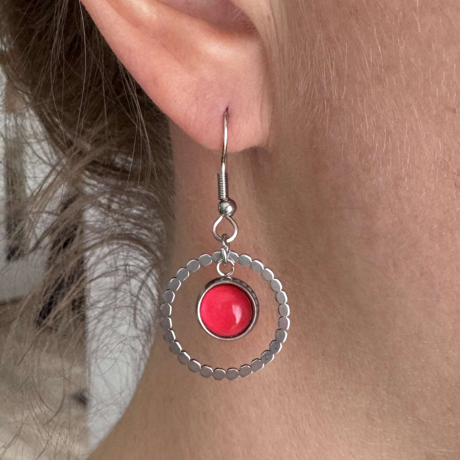 Runde Ohrhänger mit Perle Rot Edelstahl – Statement Ohrringe | Handmade Just Trisha | Geschenkidee & Wunschfarbe Runde Ohrhänger mit Perle Rot Edelstahl – Statement Ohrringe | Handmade Just Trisha | Geschenkidee & Wunschfarbe