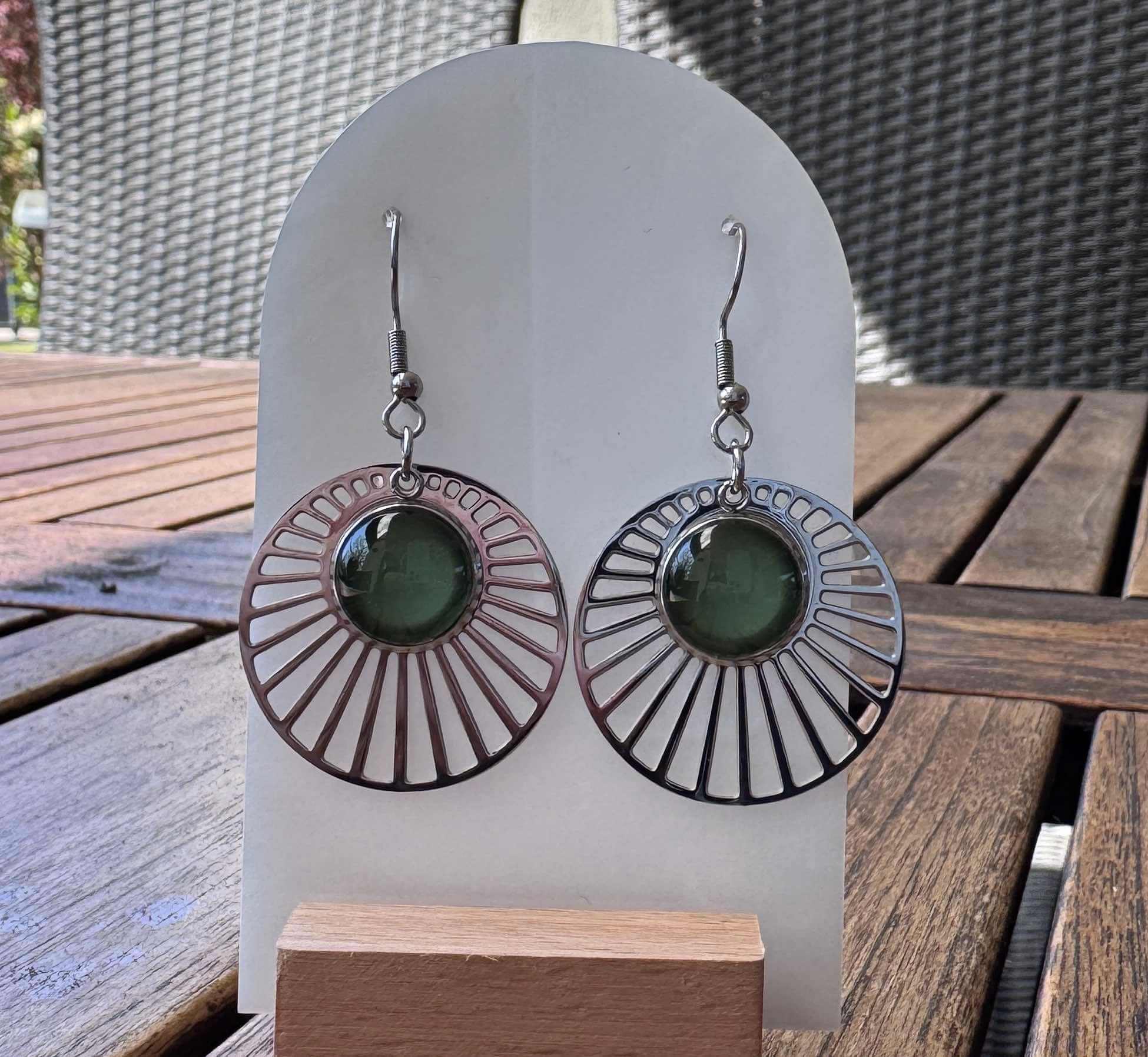 Boho Statement Ohrhänger Silber mit Perle – Große Edelstahl Ohrringe | Handmade Just Trisha | Wunschfarbe & Motiv Boho Statement Ohrhänger Silber mit Perle – Große Edelstahl Ohrringe | Handmade Just Trisha | Wunschfarbe & Motiv