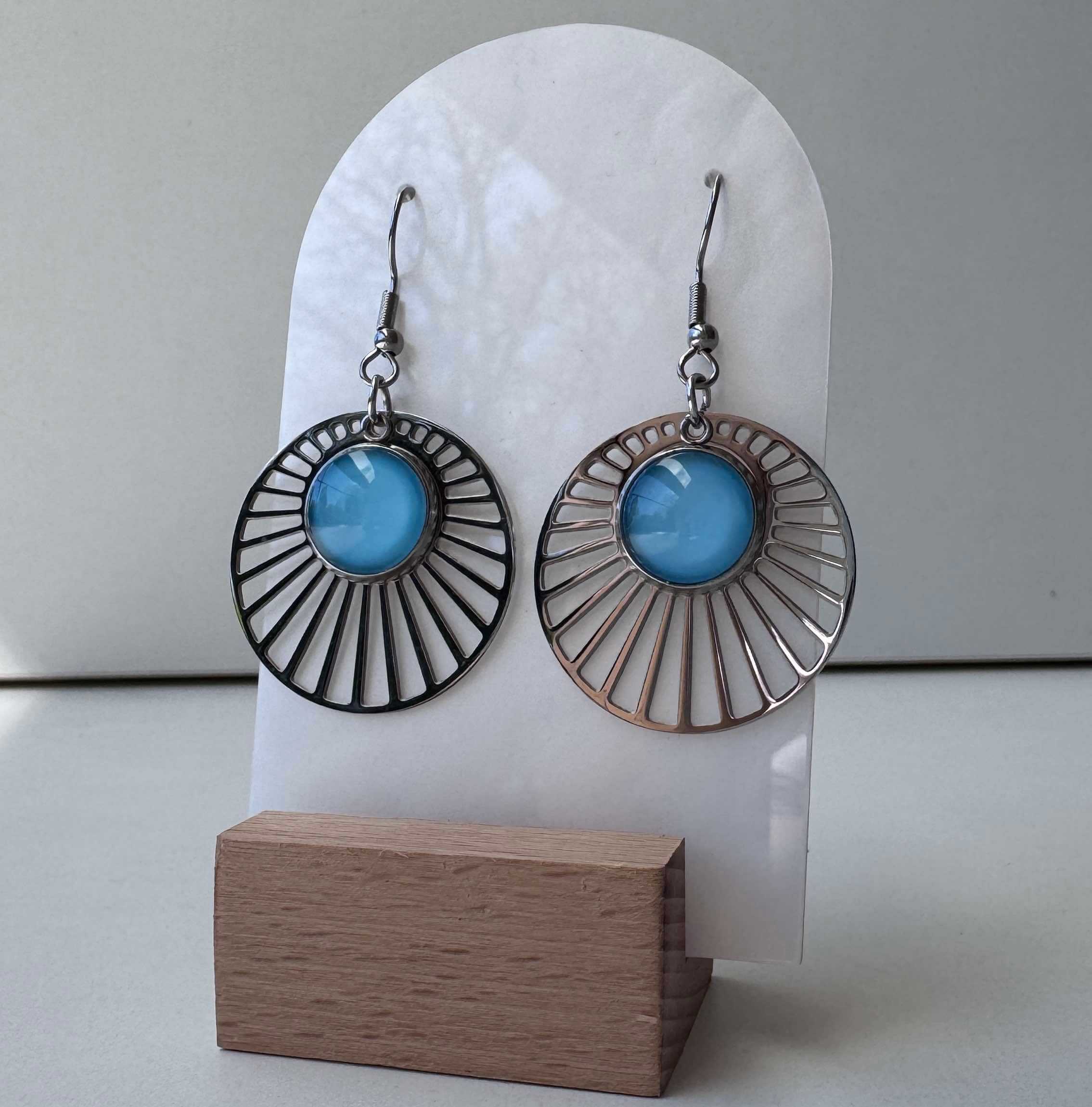 Boho Statement Ohrhänger Silber mit Perle – Große Edelstahl Ohrringe | Handmade Just Trisha | Wunschfarbe & Motiv Boho Statement Ohrhänger Silber mit Perle – Große Edelstahl Ohrringe | Handmade Just Trisha | Wunschfarbe & Motiv