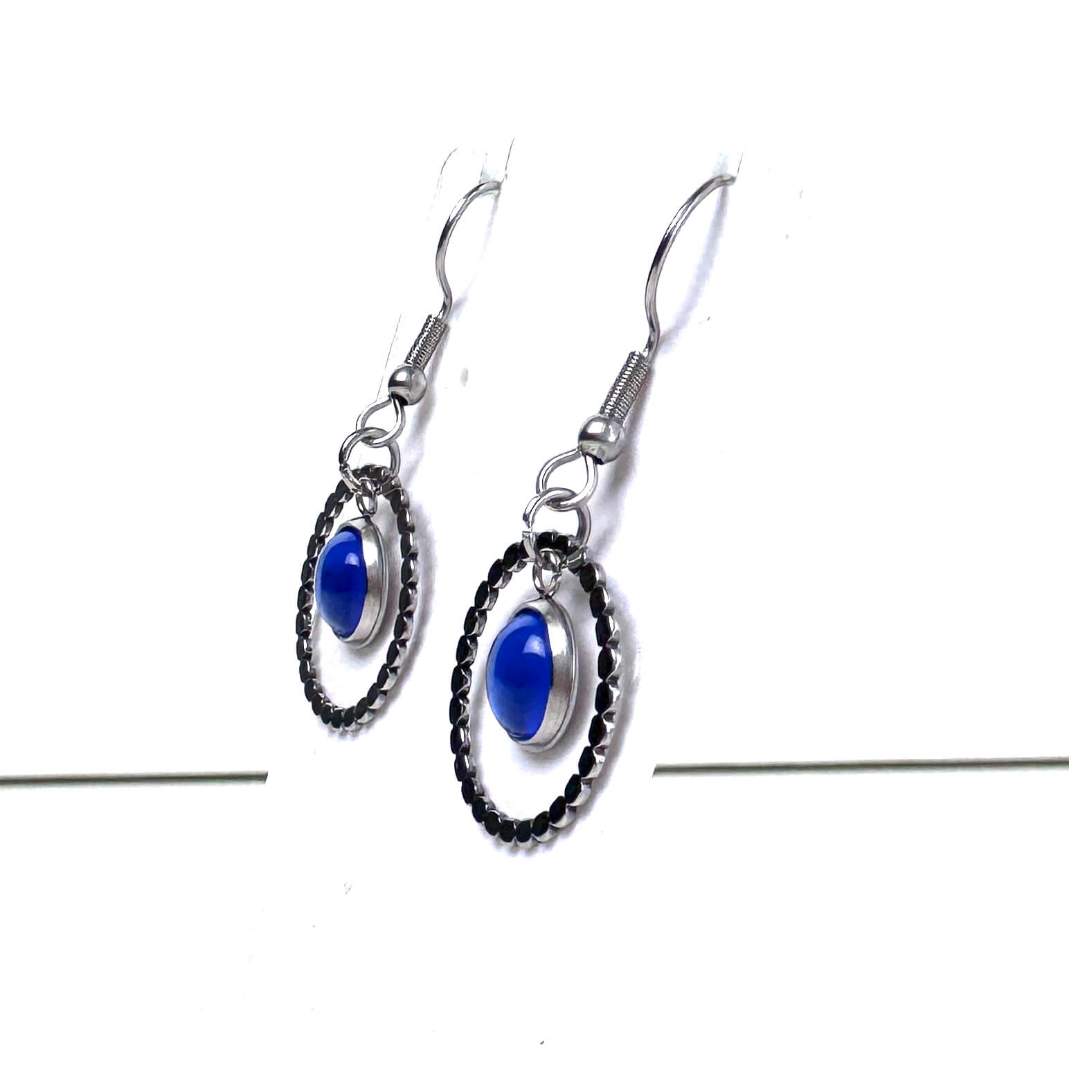 Runde Ohrhänger mit Perle Blau Edelstahl – Statement Ohrringe | Handmade Just Trisha | Geschenkidee & Wunschfarbe Runde Ohrhänger mit Perle Blau Edelstahl – Statement Ohrringe | Handmade Just Trisha | Geschenkidee & Wunschfarbe