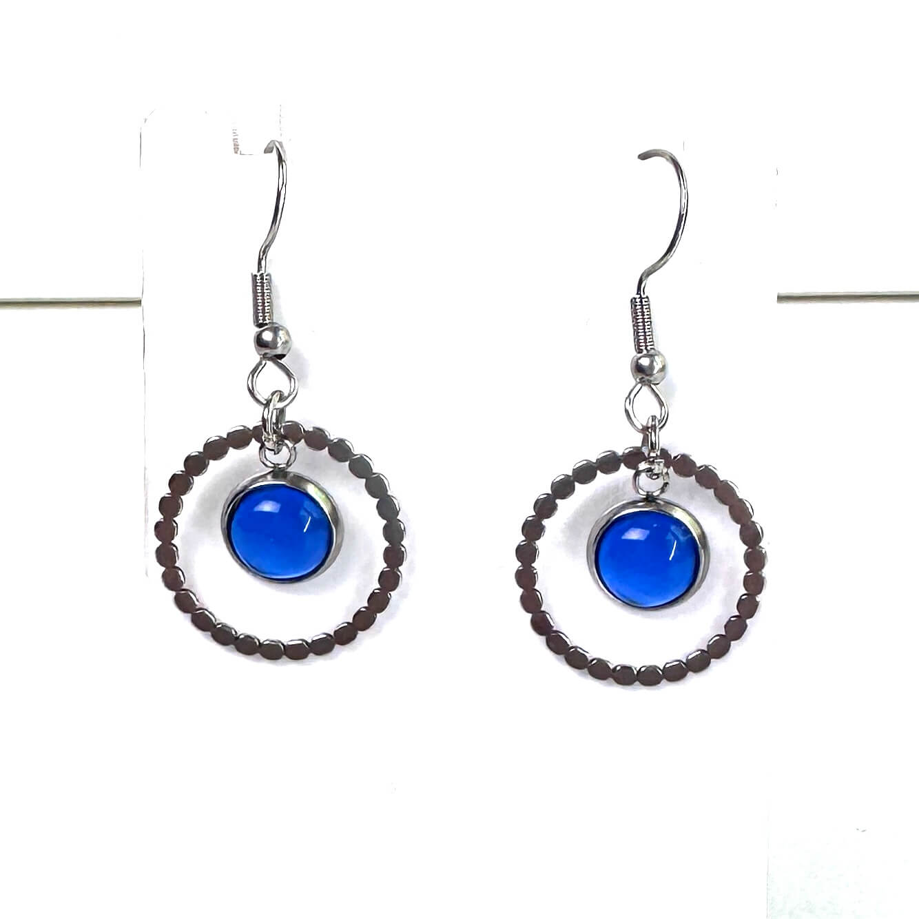 Runde Ohrhänger mit Perle Blau Edelstahl – Statement Ohrringe | Handmade Just Trisha | Geschenkidee & Wunschfarbe Runde Ohrhänger mit Perle Blau Edelstahl – Statement Ohrringe | Handmade Just Trisha | Geschenkidee & Wunschfarbe