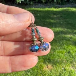 Vintage Ohrhänger Bronze Blau – Kristall Ohrringe Handmade | Boho Schmuck Just Trisha | Kleine Auflage Vintage Ohrhänger Bronze Blau - Kristall Ohrringe Handmade | Boho Schmuck Just Trisha | Kleine Auflage
