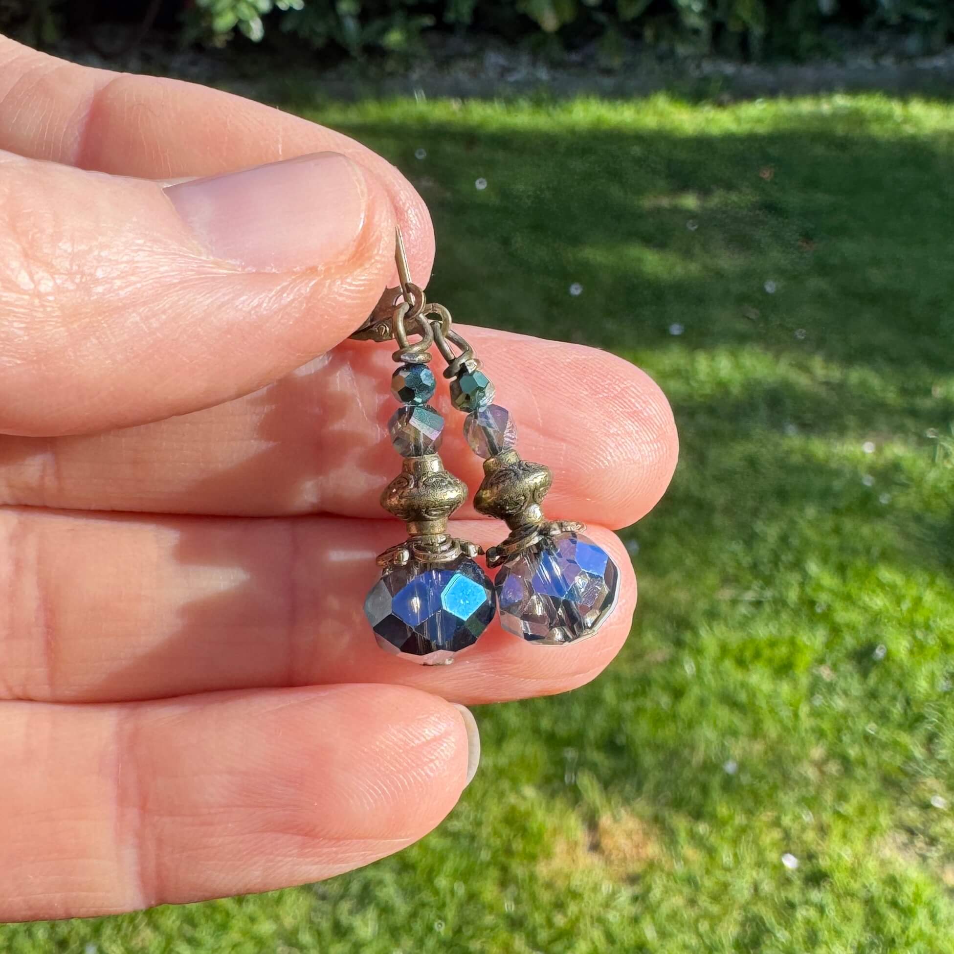 Vintage Ohrhänger Bronze Blau – Kristall Ohrringe Handmade | Boho Schmuck Just Trisha | Kleine Auflage Vintage Ohrhänger Bronze Blau - Kristall Ohrringe Handmade | Boho Schmuck Just Trisha | Kleine Auflage