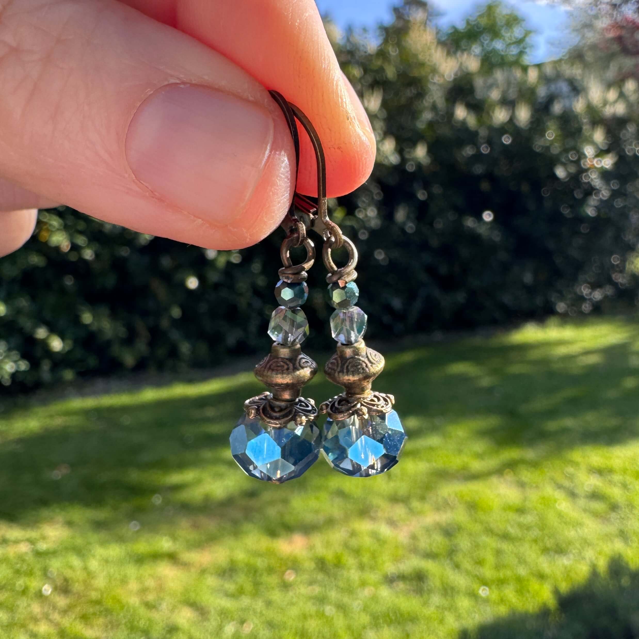 Vintage Ohrhänger Bronze Blau – Kristall Ohrringe Handmade | Boho Schmuck Just Trisha | Kleine Auflage Vintage Ohrhänger Bronze Blau - Kristall Ohrringe Handmade | Boho Schmuck Just Trisha | Kleine Auflage