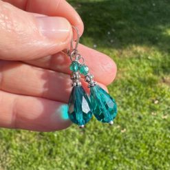 Tropfen Ohrhänger Smaragdgrün Edelstahl – Kristall Ohrringe elegant | Handmade Just Trisha | Kleine Auflage Tropfen Ohrhänger Smaragdgrün Edelstahl – Kristall Ohrringe elegant | Handmade Just Trisha | Kleine Auflage
