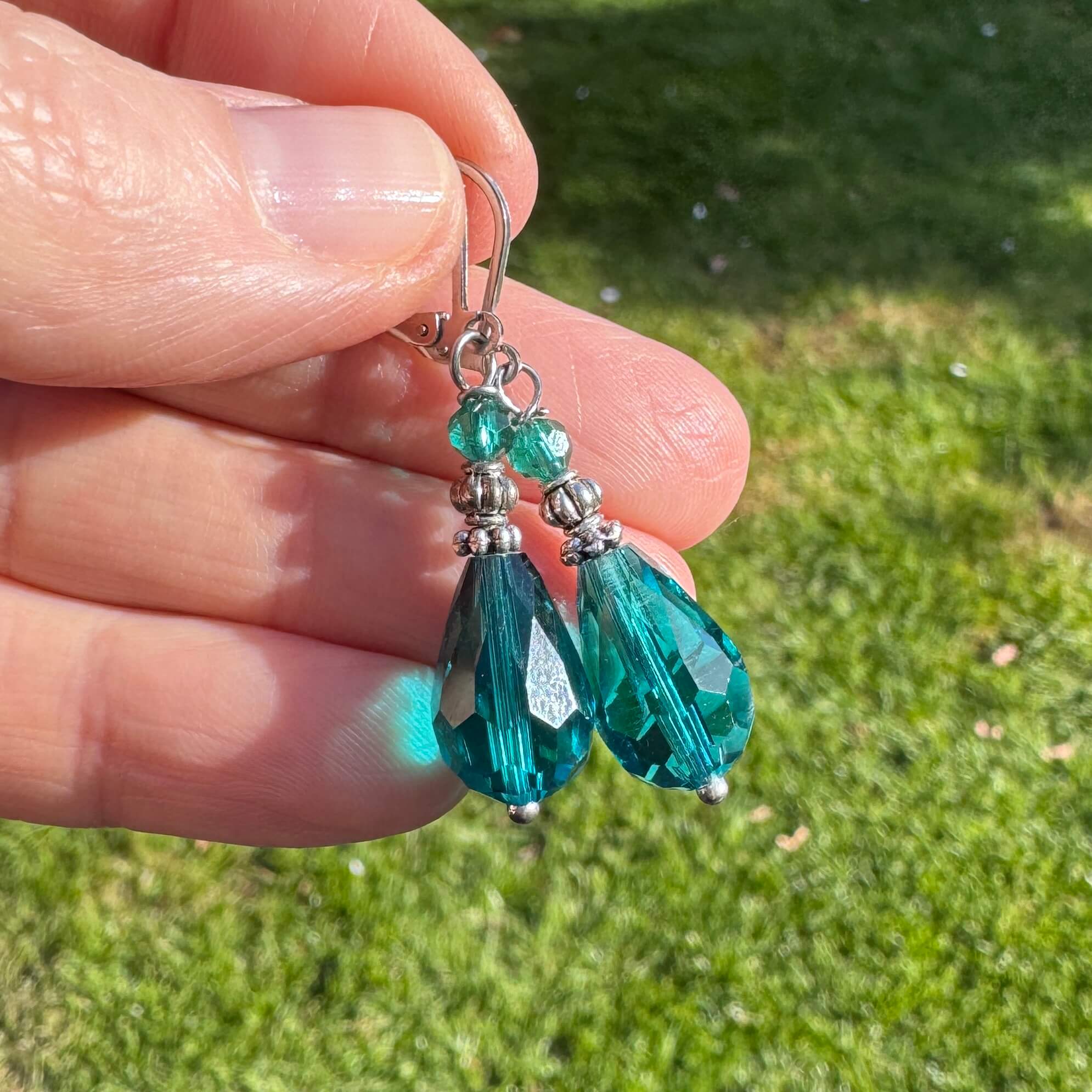 Tropfen Ohrhänger Smaragdgrün Edelstahl – Kristall Ohrringe elegant | Handmade Just Trisha | Kleine Auflage Tropfen Ohrhänger Smaragdgrün Edelstahl – Kristall Ohrringe elegant | Handmade Just Trisha | Kleine Auflage