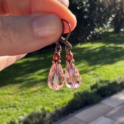 Tropfen Ohrhänger Rosé Edelstahl – Kristall Ohrringe elegant | Handmade Just Trisha | Kleine Auflage Tropfen Ohrhänger Rosé Edelstahl – Kristall Ohrringe elegant | Handmade Just Trisha | Kleine Auflage