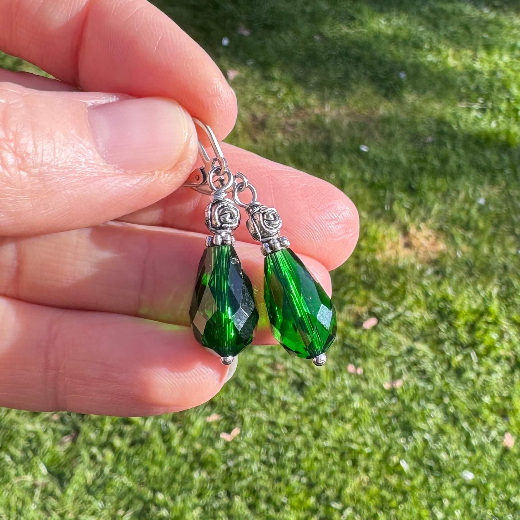 Tropfen Ohrhänger Grün Edelstahl – Kristall Ohrringe elegant | Handmade Just Trisha | Kleine Auflage Tropfen Ohrhänger Grün Edelstahl – Kristall Ohrringe elegant | Handmade Just Trisha | Kleine Auflage
