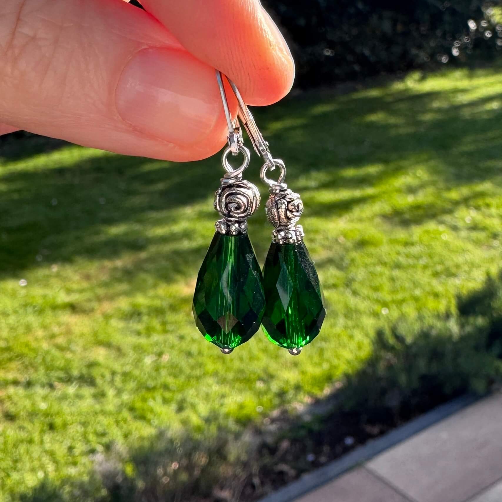 Tropfen Ohrhänger Grün Edelstahl – Kristall Ohrringe elegant | Handmade Just Trisha | Kleine Auflage Tropfen Ohrhänger Grün Edelstahl – Kristall Ohrringe elegant | Handmade Just Trisha | Kleine Auflage