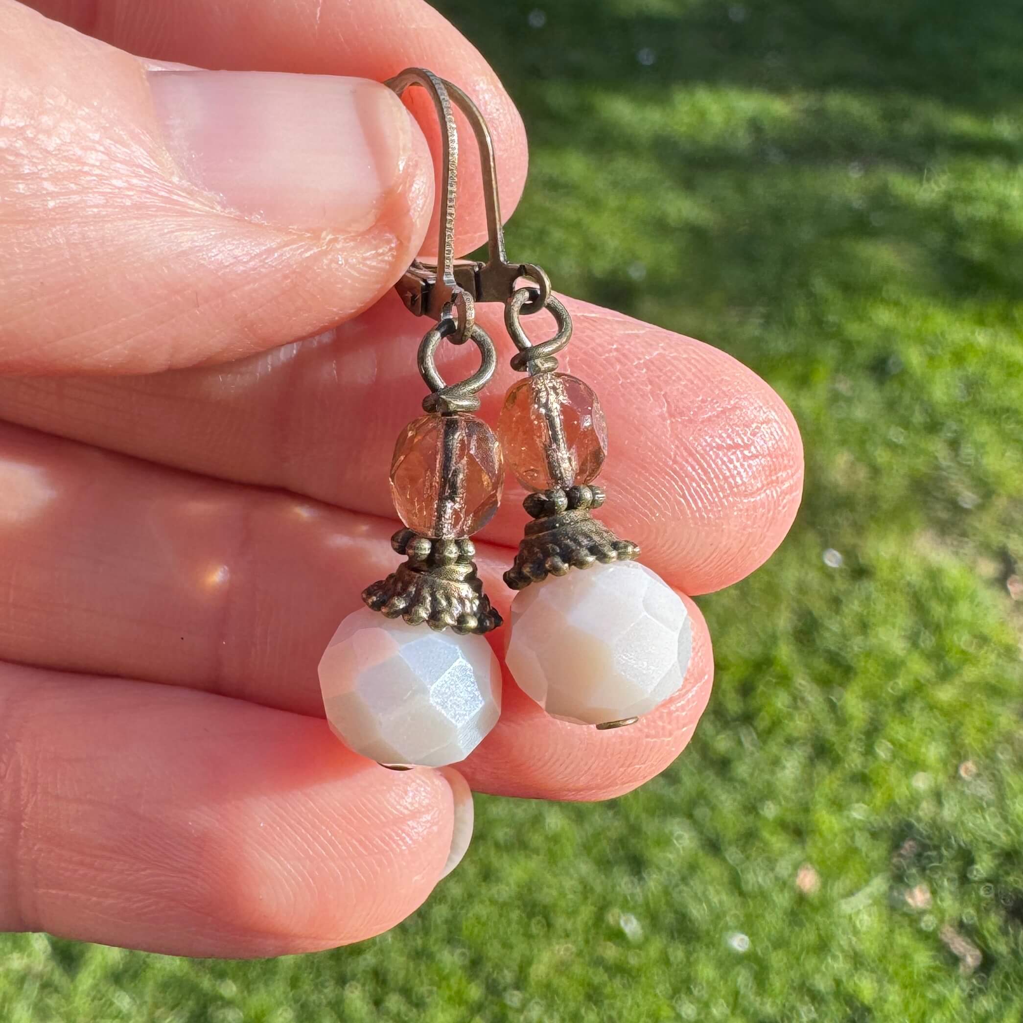 Vintage Ohrhänger Creme Bronze – Glasperlen Ohrringe elegant | Handmade Just Trisha | Kleine Auflage Vintage Ohrhänger Creme Bronze – Glasperlen Ohrringe elegant | Handmade Just Trisha | Kleine Auflage