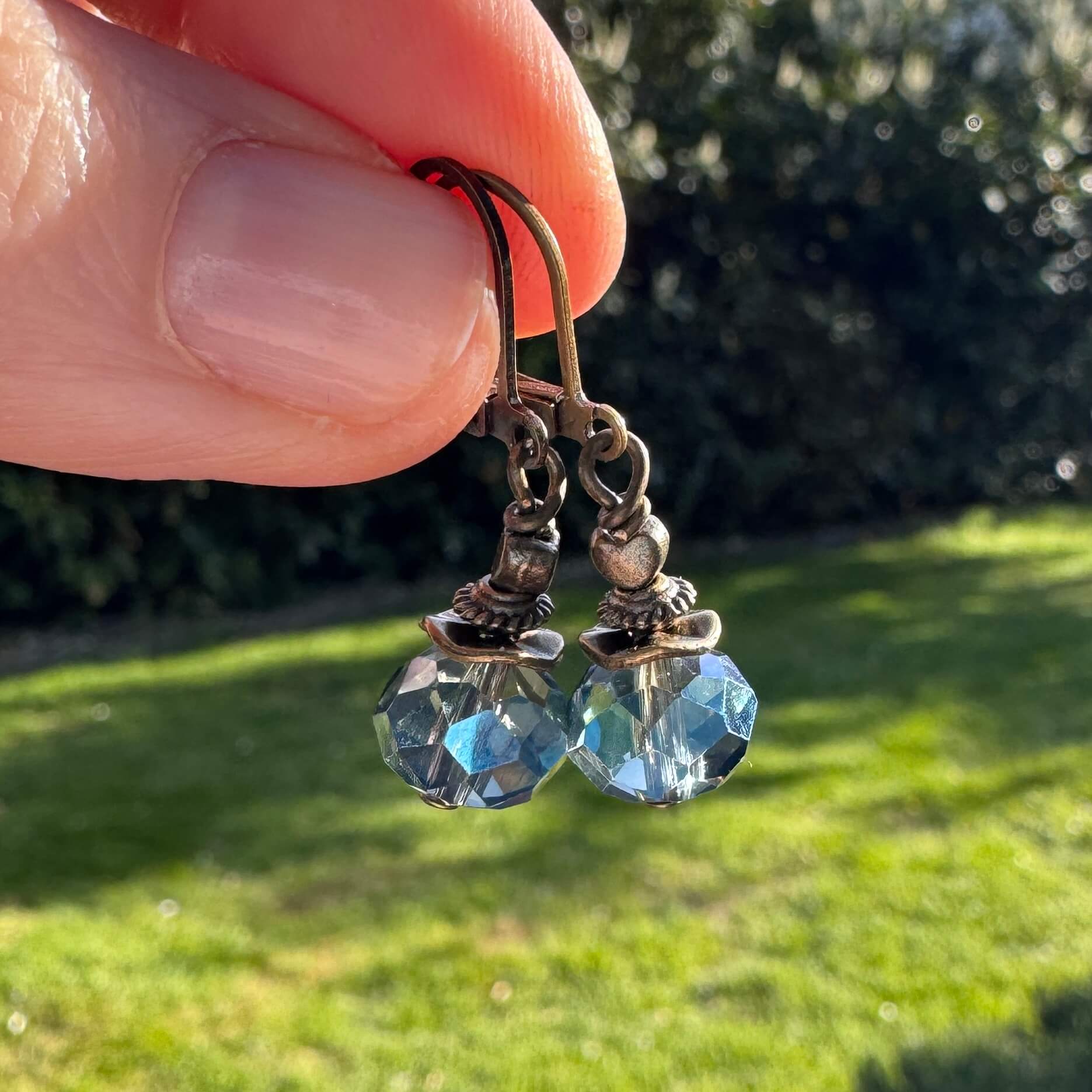 Zarte Vintage Ohrhänger Blau Bronze – Kristall Ohrringe Handmade | Boho Schmuck Just Trisha | Kleine Auflage Zarte Vintage Ohrhänger Blau Bronze - Kristall Ohrringe Handmade | Boho Schmuck Just Trisha | Kleine Auflage