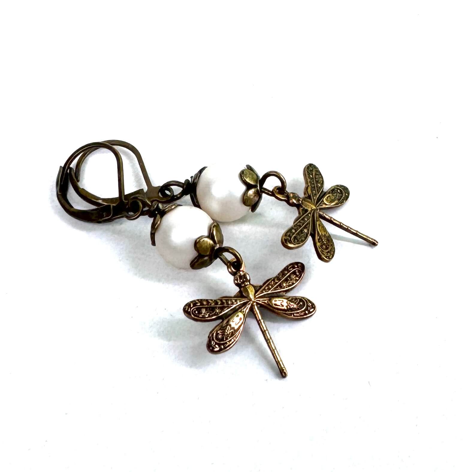 Vintage Ohrringe Libelle Bronze – Handmade Edelstahl Ohrhänger mit Perle | Just Trisha | Geschenkidee Vintage Ohrringe Libelle Bronze - Handmade Edelstahl Ohrhänger mit Perle | Just Trisha | Geschenkidee