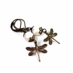 Vintage Ohrringe Libelle Bronze – Handmade Edelstahl Ohrhänger mit Perle | Just Trisha | Geschenkidee Vintage Ohrringe Libelle Bronze - Handmade Edelstahl Ohrhänger mit Perle | Just Trisha | Geschenkidee