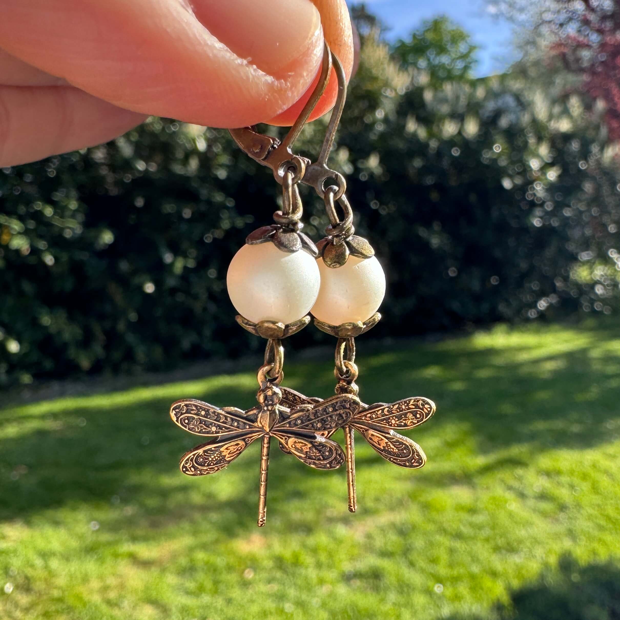 Vintage Ohrringe Libelle Bronze – Handmade Edelstahl Ohrhänger mit Perle | Just Trisha | Geschenkidee Vintage Ohrringe Libelle Bronze - Handmade Edelstahl Ohrhänger mit Perle | Just Trisha | Geschenkidee