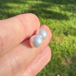 Kleine Perlen Ohrstecker Creme – Handmade Edelstahl Ohrringe | Just Trisha | Zeitloser Schmuck & Geschenkidee Kleine Perlen Ohrstecker Creme - Handmade Edelstahl Ohrringe | Just Trisha | Zeitloser Schmuck & Geschenkidee