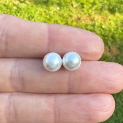 Kleine Perlen Ohrstecker Creme – Handmade Edelstahl Ohrringe | Just Trisha | Zeitloser Schmuck & Geschenkidee Kleine Perlen Ohrstecker Creme - Handmade Edelstahl Ohrringe | Just Trisha | Zeitloser Schmuck & Geschenkidee