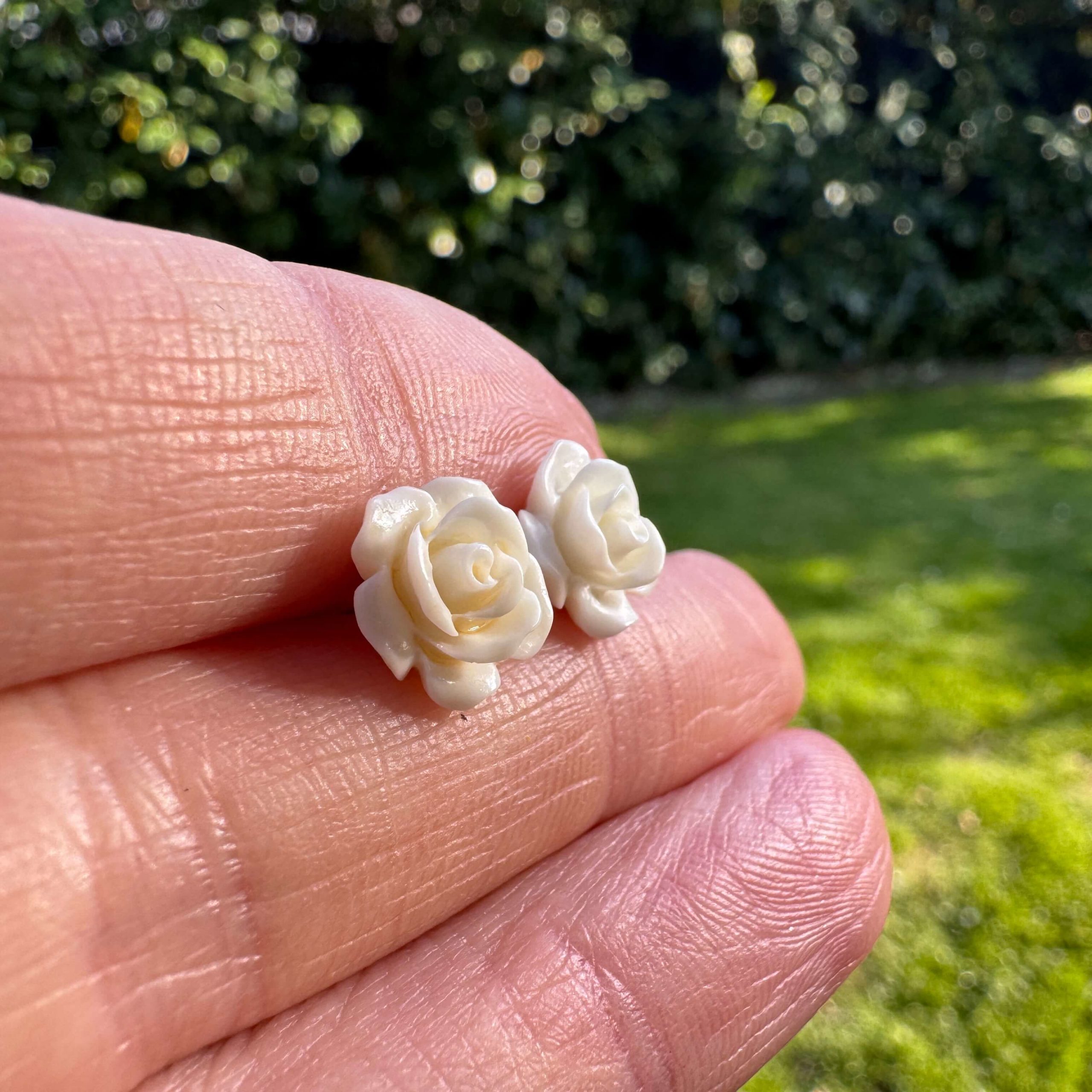 Rosen Ohrstecker Creme – Handmade Edelstahl | Blumenohrringe von Just Trisha | Kleine Auflage Geschenkidee Rosen Ohrstecker Creme – Handmade Edelstahl | Blumenohrringe von Just Trisha | Kleine Auflage Geschenkidee