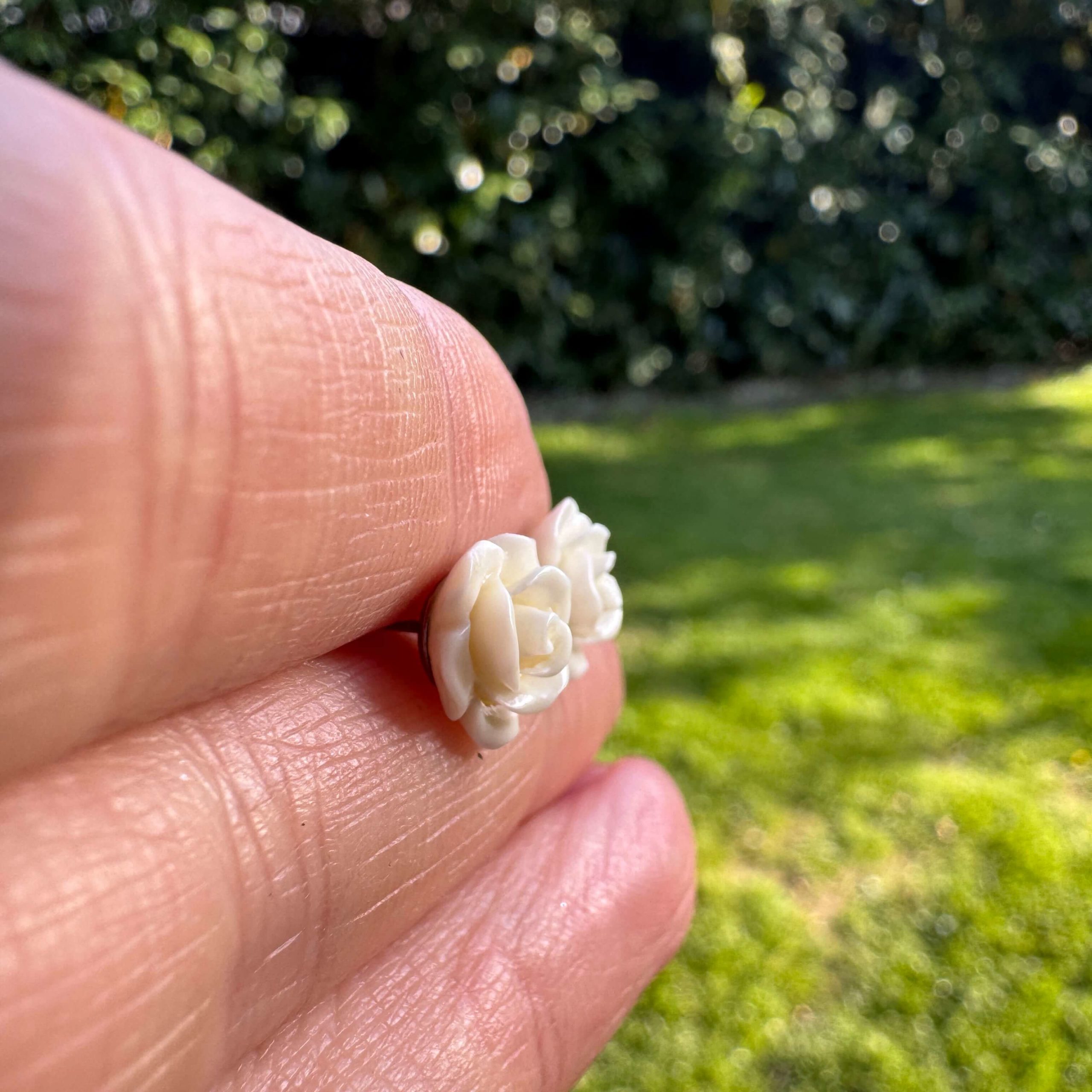 Rosen Ohrstecker Creme – Handmade Edelstahl | Blumenohrringe von Just Trisha | Kleine Auflage Geschenkidee Rosen Ohrstecker Creme – Handmade Edelstahl | Blumenohrringe von Just Trisha | Kleine Auflage Geschenkidee