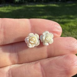 Rosen Ohrstecker Creme – Handmade Edelstahl | Blumenohrringe von Just Trisha | Kleine Auflage Geschenkidee Rosen Ohrstecker Creme – Handmade Edelstahl | Blumenohrringe von Just Trisha | Kleine Auflage Geschenkidee