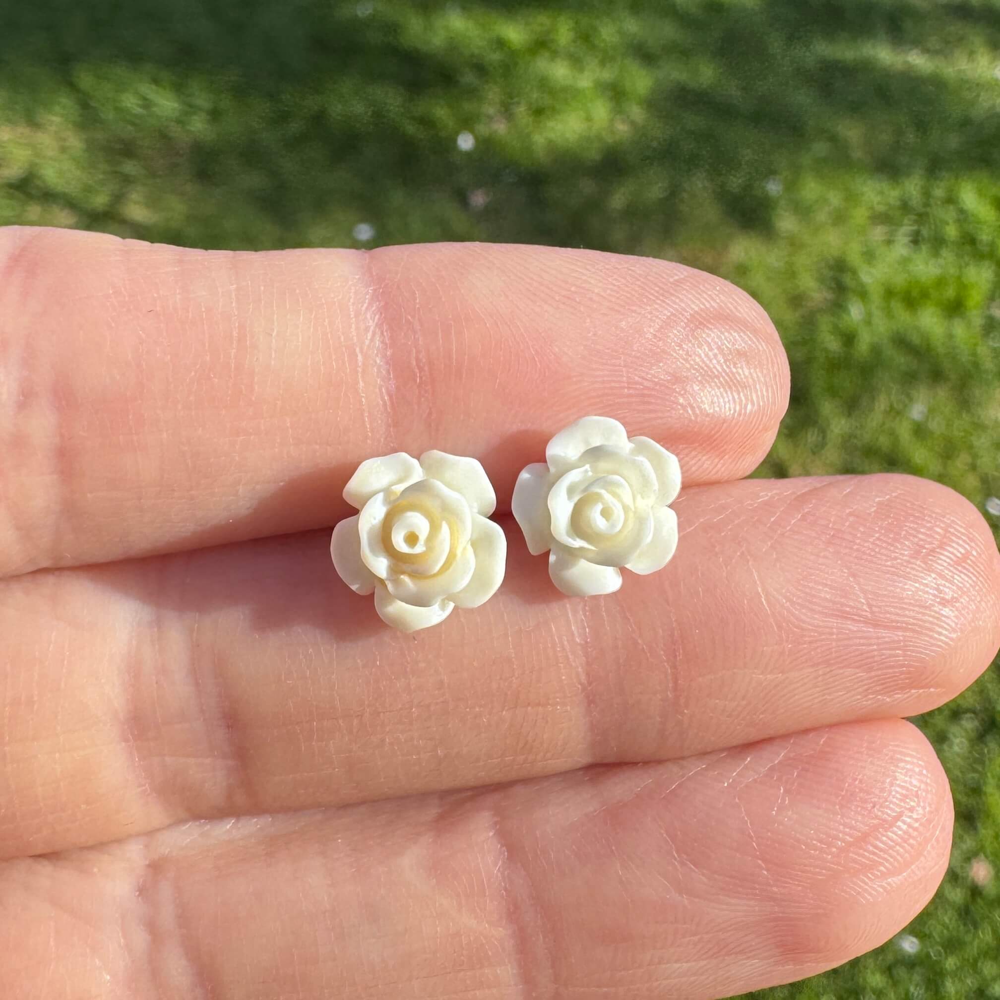 Rosen Ohrstecker Creme – Handmade Edelstahl | Blumenohrringe von Just Trisha | Kleine Auflage Geschenkidee Rosen Ohrstecker Creme – Handmade Edelstahl | Blumenohrringe von Just Trisha | Kleine Auflage Geschenkidee