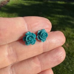 Rosen Ohrstecker Petrol – Handmade Edelstahl | Blumenohrringe von Just Trisha | Kleine Auflage Geschenkidee Rosen Ohrstecker Petrol – Handmade Edelstahl | Blumenohrringe von Just Trisha | Kleine Auflage Geschenkidee