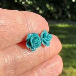 Rosen Ohrstecker Petrol – Handmade Edelstahl | Blumenohrringe von Just Trisha | Kleine Auflage Geschenkidee Rosen Ohrstecker Petrol – Handmade Edelstahl | Blumenohrringe von Just Trisha | Kleine Auflage Geschenkidee