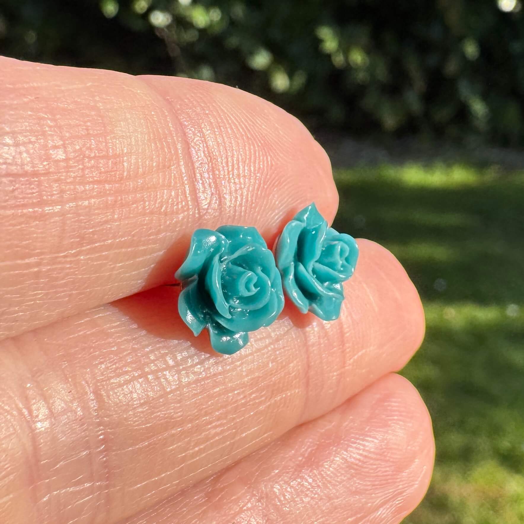 Rosen Ohrstecker Petrol – Handmade Edelstahl | Blumenohrringe von Just Trisha | Kleine Auflage Geschenkidee Rosen Ohrstecker Petrol – Handmade Edelstahl | Blumenohrringe von Just Trisha | Kleine Auflage Geschenkidee