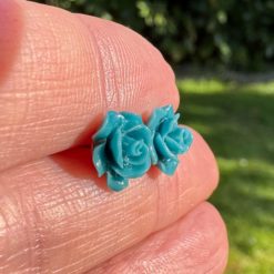 Rosen Ohrstecker Petrol – Handmade Edelstahl | Blumenohrringe von Just Trisha | Kleine Auflage Geschenkidee Rosen Ohrstecker Petrol – Handmade Edelstahl | Blumenohrringe von Just Trisha | Kleine Auflage Geschenkidee