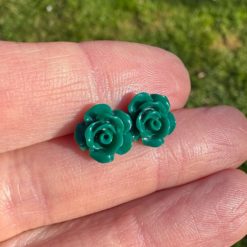 Rosen Ohrstecker Dunkelgrün – Handmade Edelstahl | Blumenohrringe von Just Trisha | Kleine Auflage Geschenkidee Rosen Ohrstecker Dunkelgrün – Handmade Edelstahl | Blumenohrringe von Just Trisha | Kleine Auflage Geschenkidee