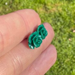 Rosen Ohrstecker Dunkelgrün – Handmade Edelstahl | Blumenohrringe von Just Trisha | Kleine Auflage Geschenkidee Rosen Ohrstecker Dunkelgrün – Handmade Edelstahl | Blumenohrringe von Just Trisha | Kleine Auflage Geschenkidee