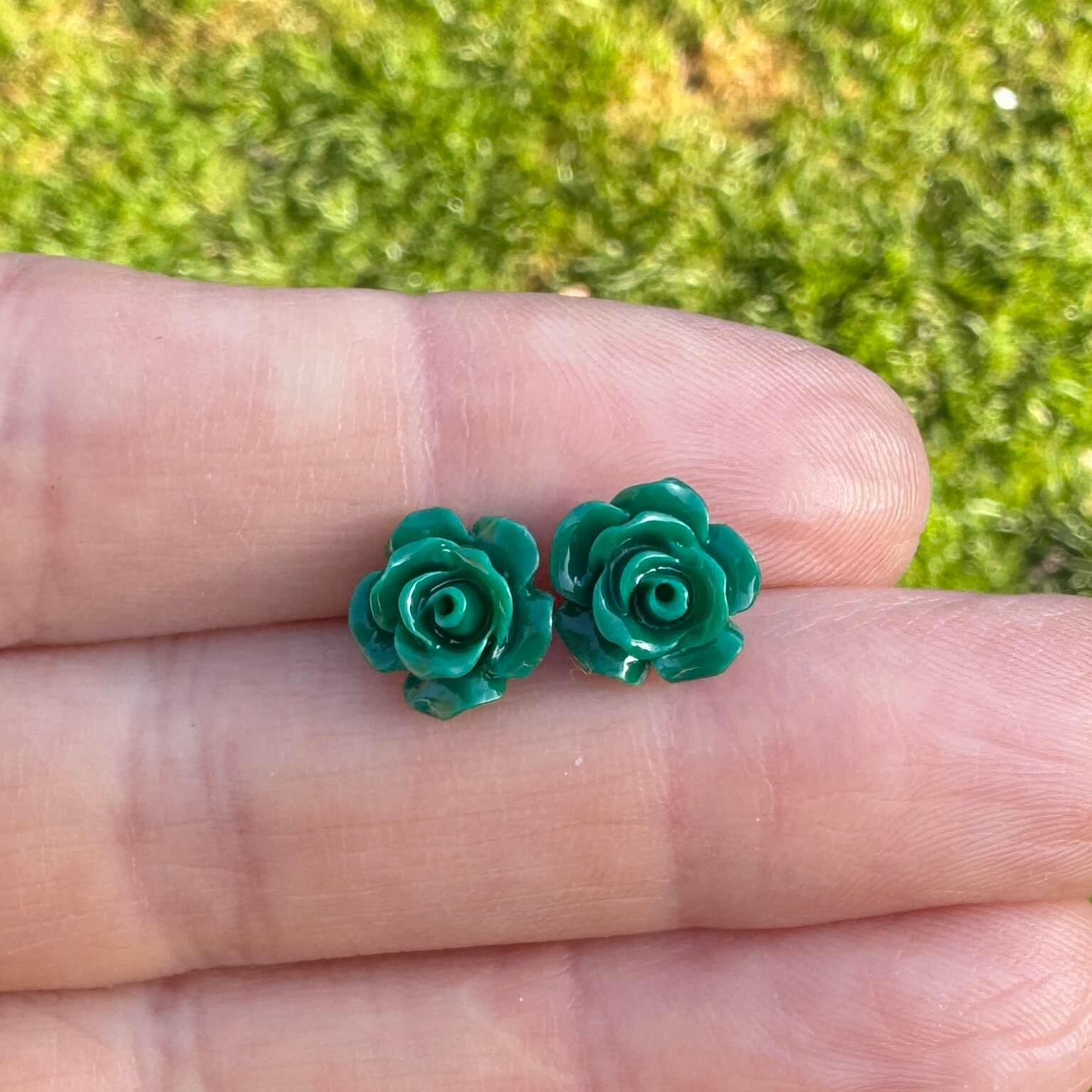 Rosen Ohrstecker Dunkelgrün – Handmade Edelstahl | Blumenohrringe von Just Trisha | Kleine Auflage Geschenkidee Rosen Ohrstecker Dunkelgrün – Handmade Edelstahl | Blumenohrringe von Just Trisha | Kleine Auflage Geschenkidee