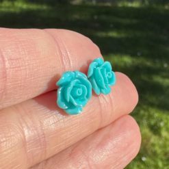 Rosen Ohrstecker Türkis – Handmade Edelstahl | Blumenohrringe von Just Trisha | Kleine Auflage Geschenkidee Rosen Ohrstecker Türkis – Handmade Edelstahl | Blumenohrringe von Just Trisha | Kleine Auflage Geschenkidee