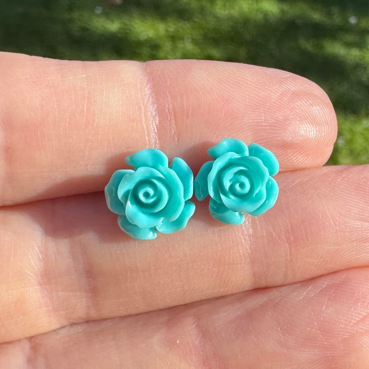 Rosen Ohrstecker Türkis – Handmade Edelstahl | Blumenohrringe von Just Trisha | Kleine Auflage Geschenkidee Rosen Ohrstecker Türkis – Handmade Edelstahl | Blumenohrringe von Just Trisha | Kleine Auflage Geschenkidee