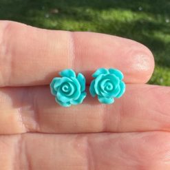 Rosen Ohrstecker Türkis – Handmade Edelstahl | Blumenohrringe von Just Trisha | Kleine Auflage Geschenkidee Rosen Ohrstecker Türkis – Handmade Edelstahl | Blumenohrringe von Just Trisha | Kleine Auflage Geschenkidee