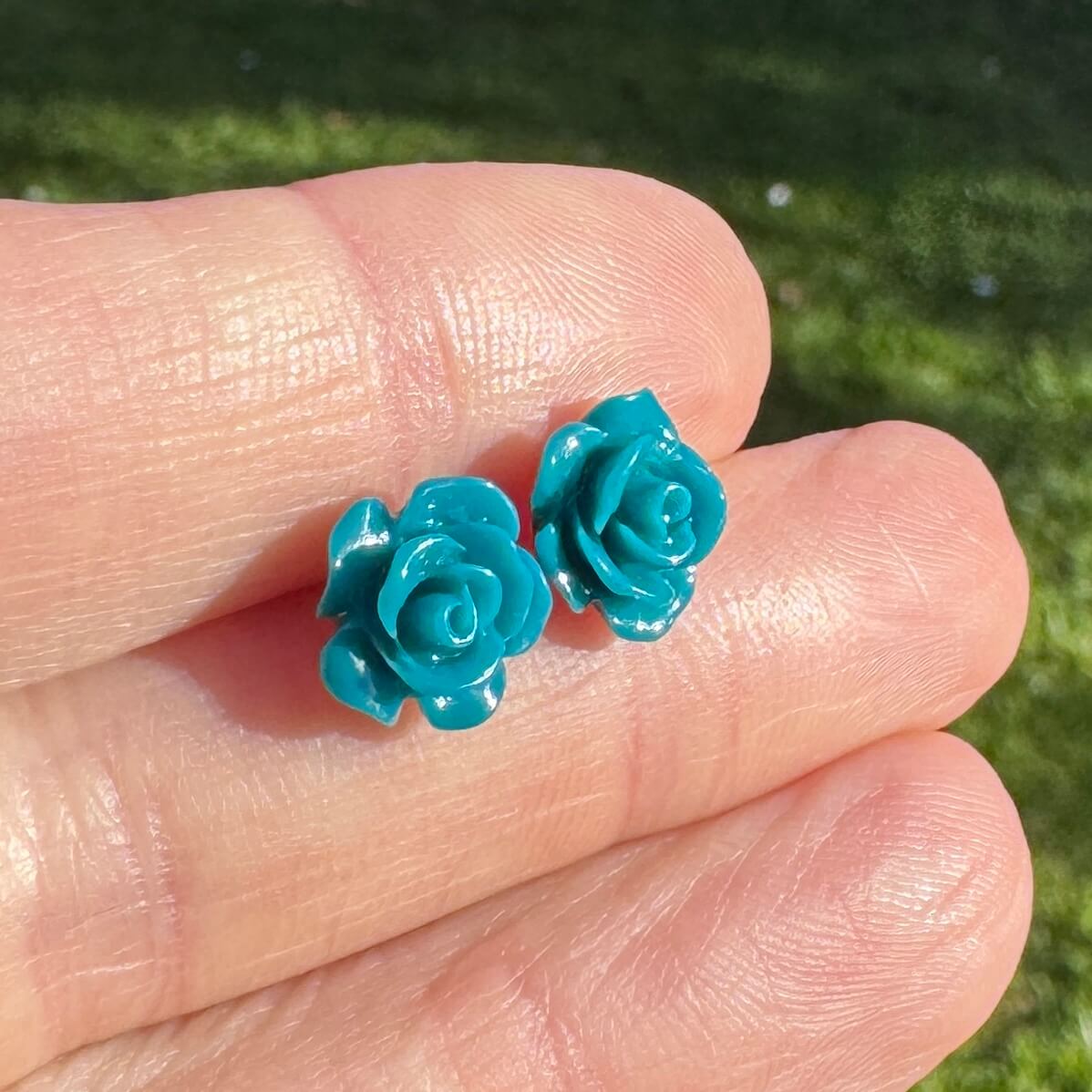 Rosen Ohrstecker Dunkelpetrol – Handmade Edelstahl | Blumenohrringe von Just Trisha | Kleine Auflage Geschenkidee Rosen Ohrstecker Dunkelpetrol – Handmade Edelstahl | Blumenohrringe von Just Trisha | Kleine Auflage Geschenkidee