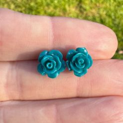 Rosen Ohrstecker Dunkelpetrol – Handmade Edelstahl | Blumenohrringe von Just Trisha | Kleine Auflage Geschenkidee Rosen Ohrstecker Dunkelpetrol – Handmade Edelstahl | Blumenohrringe von Just Trisha | Kleine Auflage Geschenkidee