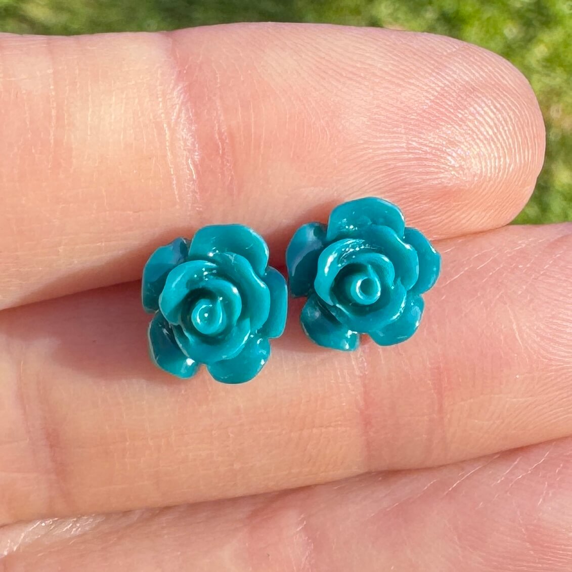 Rosen Ohrstecker Dunkelpetrol – Handmade Edelstahl | Blumenohrringe von Just Trisha | Kleine Auflage Geschenkidee Rosen Ohrstecker Dunkelpetrol – Handmade Edelstahl | Blumenohrringe von Just Trisha | Kleine Auflage Geschenkidee