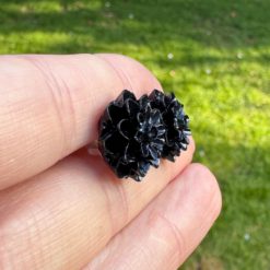 Große Chrysanthemen Ohrstecker Schwarz – Handmade Edelstahl | Blumenohrringe von Just Trisha | Kleine Auflage Geschenkidee Große Chrysanthemen Ohrstecker Schwarz – Handmade Edelstahl | Blumenohrringe von Just Trisha | Kleine Auflage Geschenkidee
