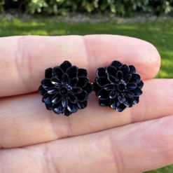 Große Chrysanthemen Ohrstecker Schwarz – Handmade Edelstahl | Blumenohrringe von Just Trisha | Kleine Auflage Geschenkidee Große Chrysanthemen Ohrstecker Schwarz – Handmade Edelstahl | Blumenohrringe von Just Trisha | Kleine Auflage Geschenkidee
