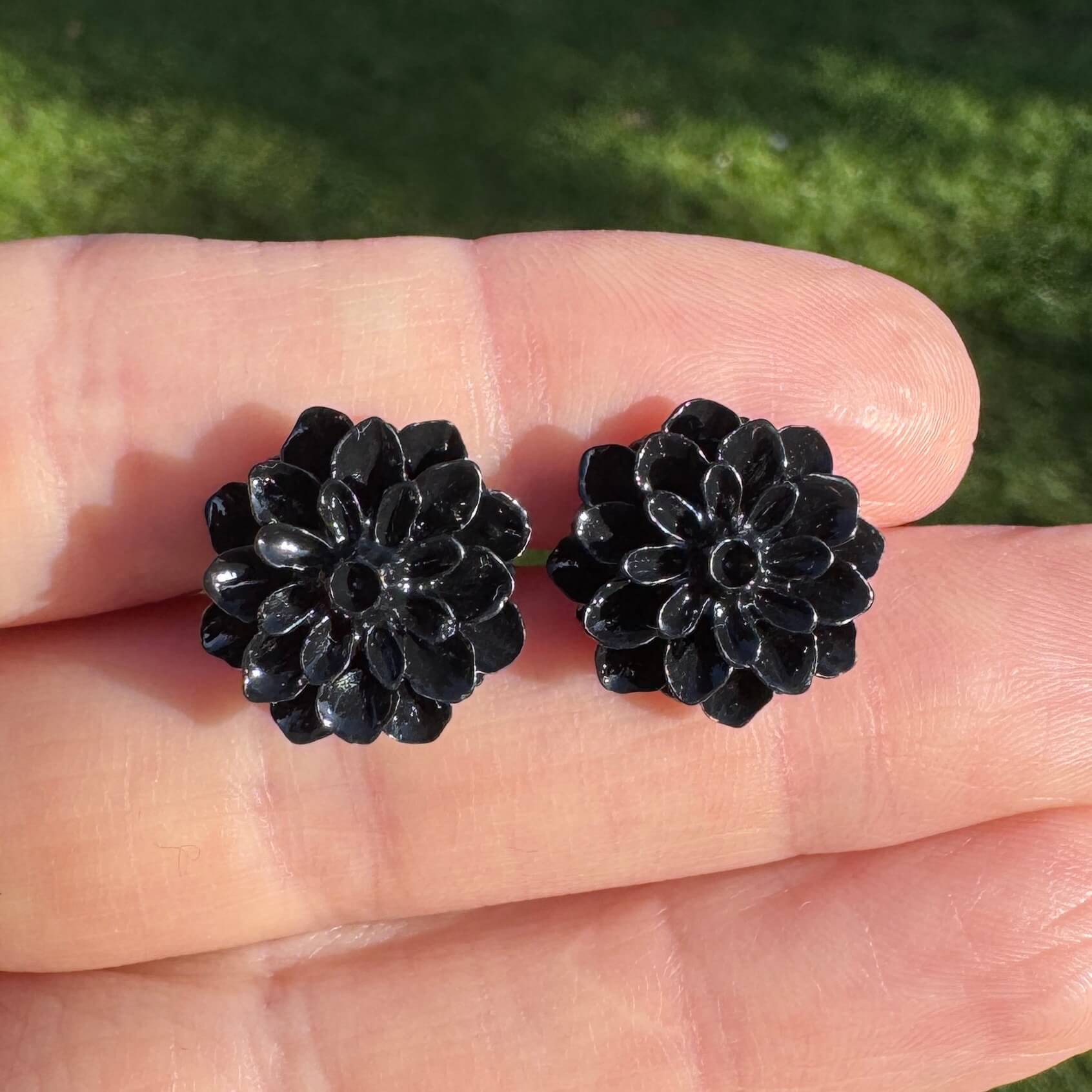 Große Chrysanthemen Ohrstecker Schwarz – Handmade Edelstahl | Blumenohrringe von Just Trisha | Kleine Auflage Geschenkidee Große Chrysanthemen Ohrstecker Schwarz – Handmade Edelstahl | Blumenohrringe von Just Trisha | Kleine Auflage Geschenkidee