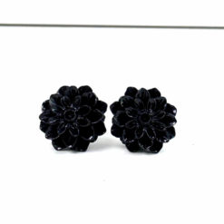Große Chrysanthemen Ohrstecker Schwarz – Handmade Edelstahl | Blumenohrringe von Just Trisha | Kleine Auflage Geschenkidee Große Chrysanthemen Ohrstecker Schwarz – Handmade Edelstahl | Blumenohrringe von Just Trisha | Kleine Auflage Geschenkidee