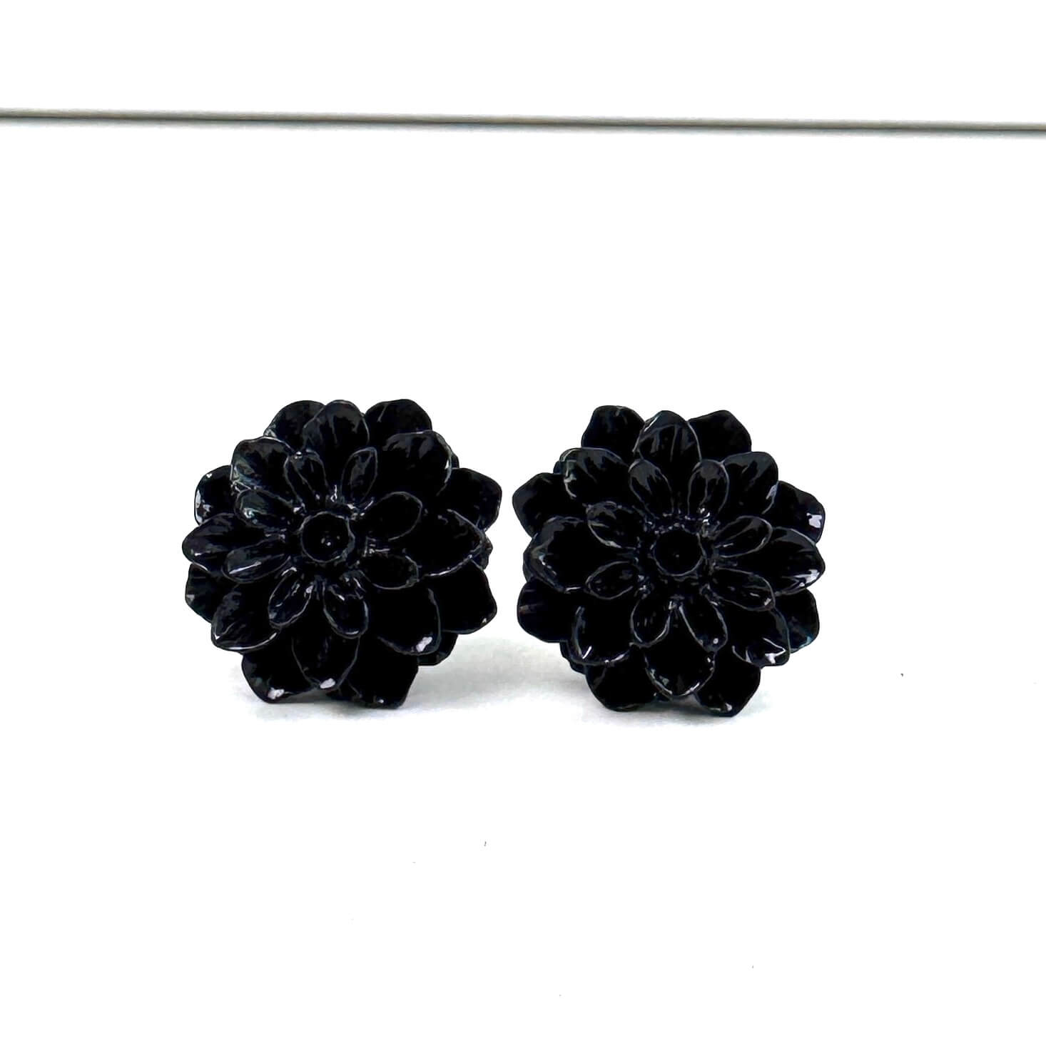 Große Chrysanthemen Ohrstecker Schwarz – Handmade Edelstahl | Blumenohrringe von Just Trisha | Kleine Auflage Geschenkidee Große Chrysanthemen Ohrstecker Schwarz – Handmade Edelstahl | Blumenohrringe von Just Trisha | Kleine Auflage Geschenkidee