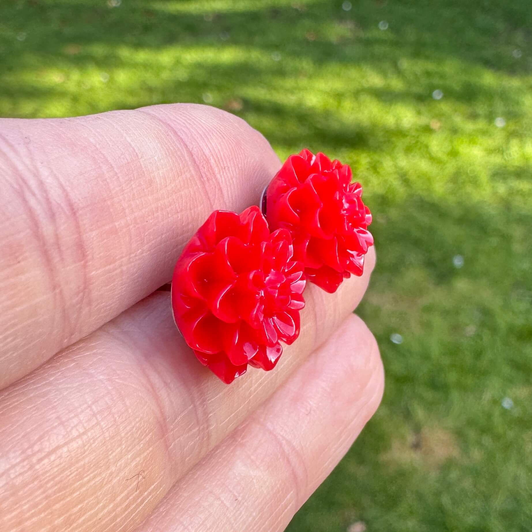 Große Chrysanthemen Ohrstecker Rot – Handmade Edelstahl | Blumenohrringe von Just Trisha | Kleine Auflage Geschenkidee Große Chrysanthemen Ohrstecker Rot – Handmade Edelstahl | Blumenohrringe von Just Trisha | Kleine Auflage Geschenkidee