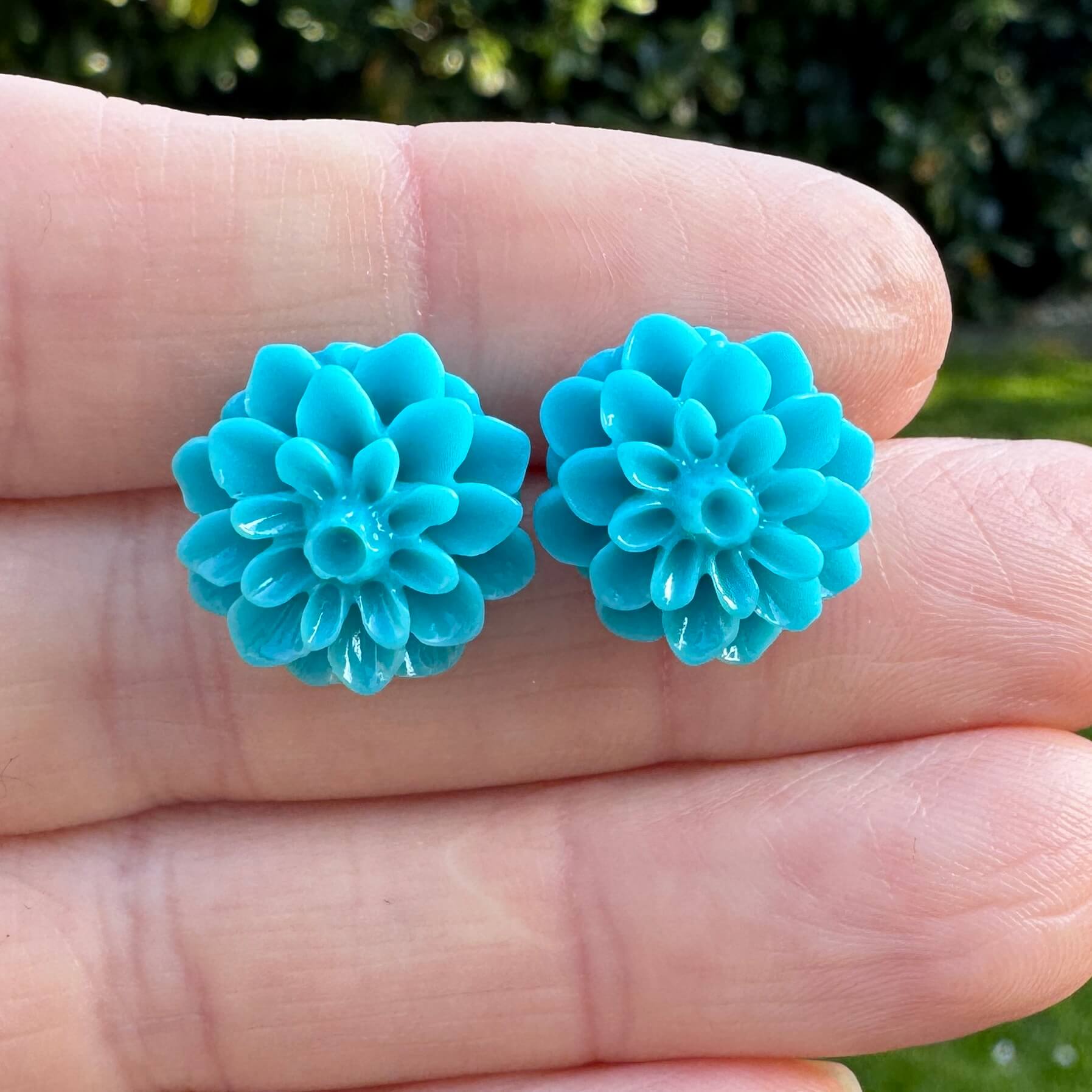 Große Chrysanthemen Ohrstecker Petrol – Handmade Edelstahl | Blumenohrringe von Just Trisha | Kleine Auflage Geschenkidee Große Chrysanthemen Ohrstecker Petrol - Handmade Edelstahl | Blumenohrringe von Just Trisha | Kleine Auflage Geschenkidee