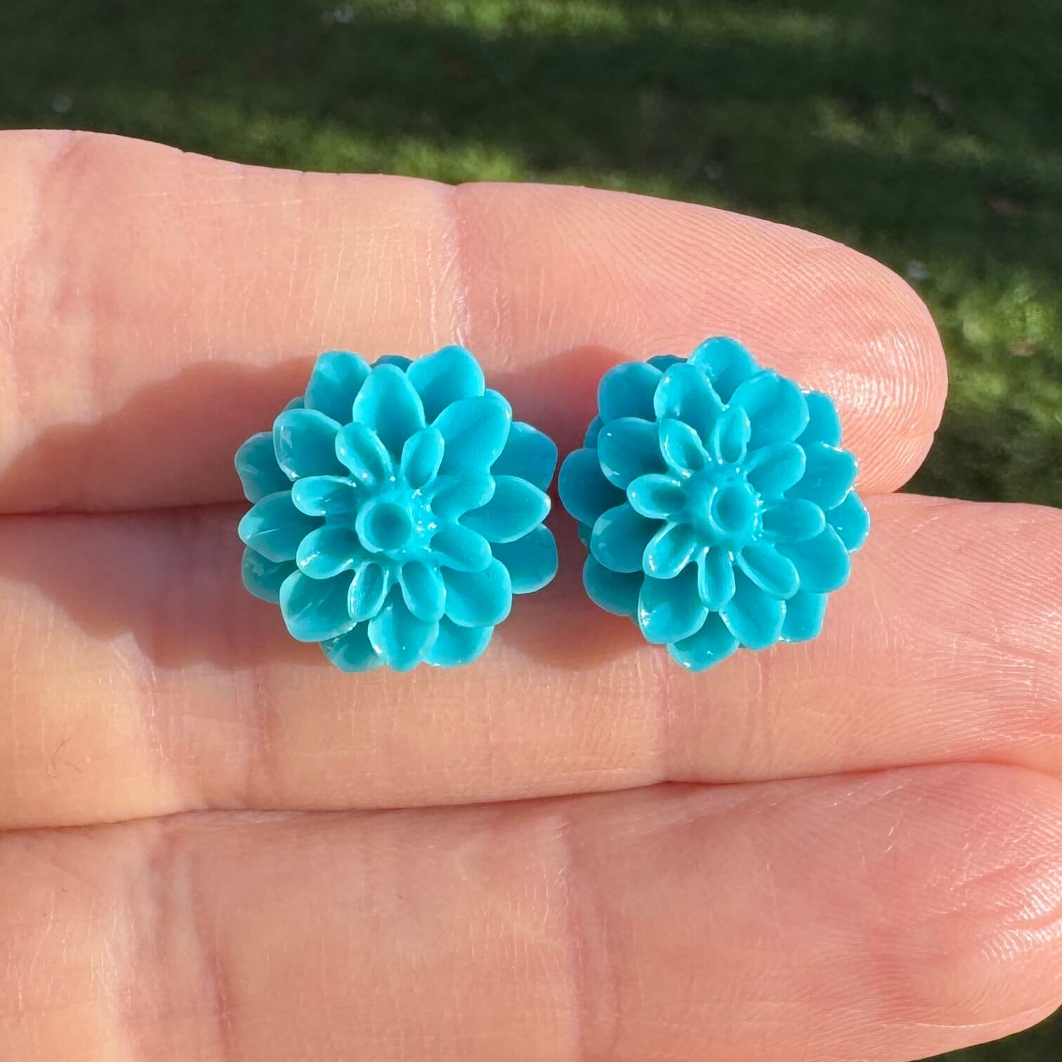 Große Chrysanthemen Ohrstecker Petrol – Handmade Edelstahl | Blumenohrringe von Just Trisha | Kleine Auflage Geschenkidee Große Chrysanthemen Ohrstecker Petrol - Handmade Edelstahl | Blumenohrringe von Just Trisha | Kleine Auflage Geschenkidee
