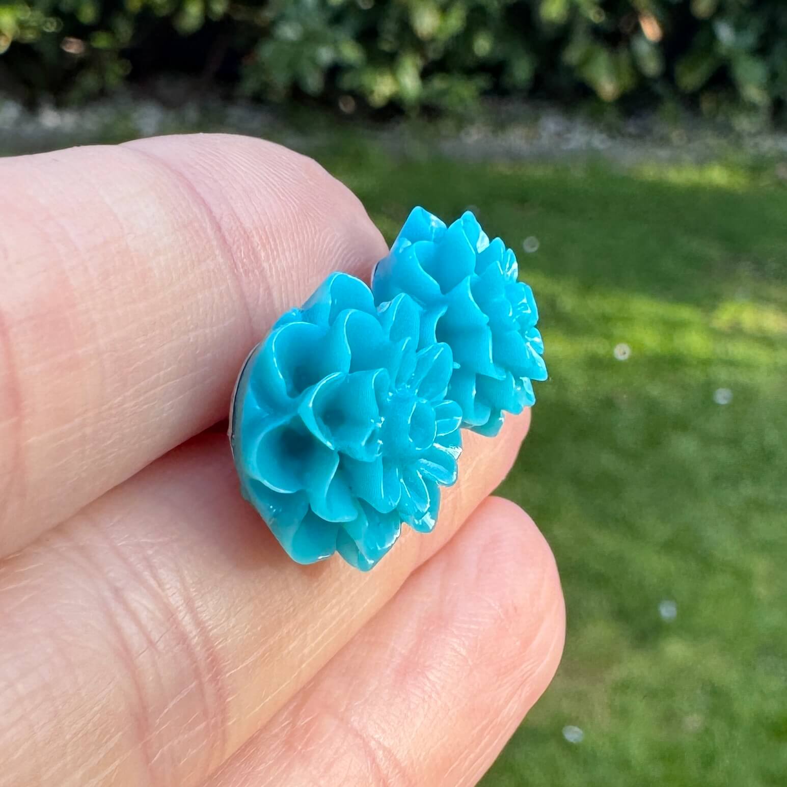 Große Chrysanthemen Ohrstecker Petrol – Handmade Edelstahl | Blumenohrringe von Just Trisha | Kleine Auflage Geschenkidee Große Chrysanthemen Ohrstecker Petrol - Handmade Edelstahl | Blumenohrringe von Just Trisha | Kleine Auflage Geschenkidee