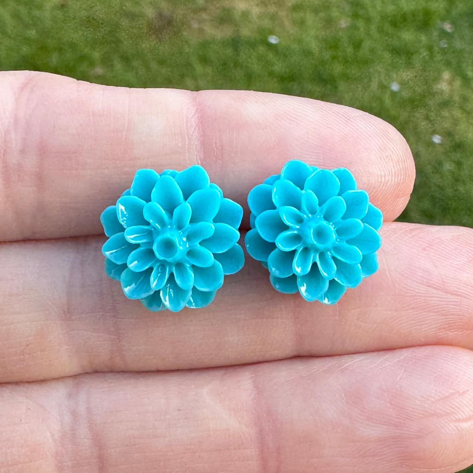 Große Chrysanthemen Ohrstecker Petrol – Handmade Edelstahl | Blumenohrringe von Just Trisha | Kleine Auflage Geschenkidee Große Chrysanthemen Ohrstecker Petrol - Handmade Edelstahl | Blumenohrringe von Just Trisha | Kleine Auflage Geschenkidee