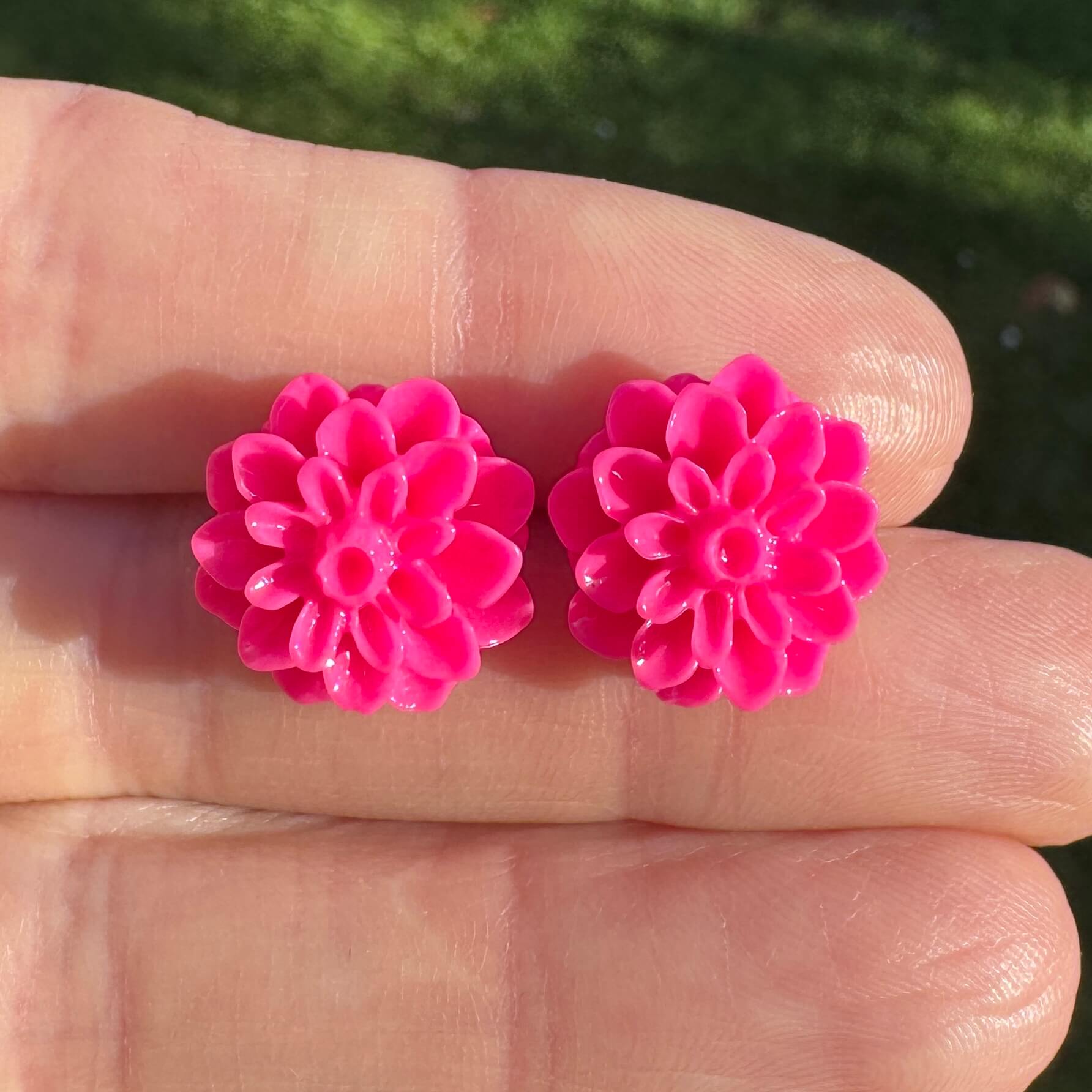 Große Chrysanthemen Ohrstecker Pink – Handmade Edelstahl | Blumenohrringe von Just Trisha | Kleine Auflage Geschenkidee Große Chrysanthemen Ohrstecker Pink - Handmade Edelstahl | Blumenohrringe von Just Trisha | Kleine Auflage Geschenkidee