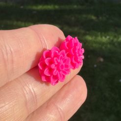 Große Chrysanthemen Ohrstecker Pink – Handmade Edelstahl | Blumenohrringe von Just Trisha | Kleine Auflage Geschenkidee Große Chrysanthemen Ohrstecker Pink - Handmade Edelstahl | Blumenohrringe von Just Trisha | Kleine Auflage Geschenkidee